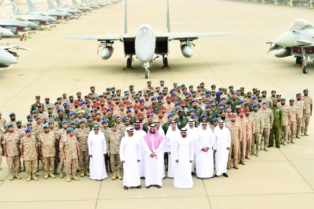 الأمير محمد بن سلمان والشيخ محمد بن زايد أثناء زيارة قاعدة الملك فهد الجوية بالطائف 1