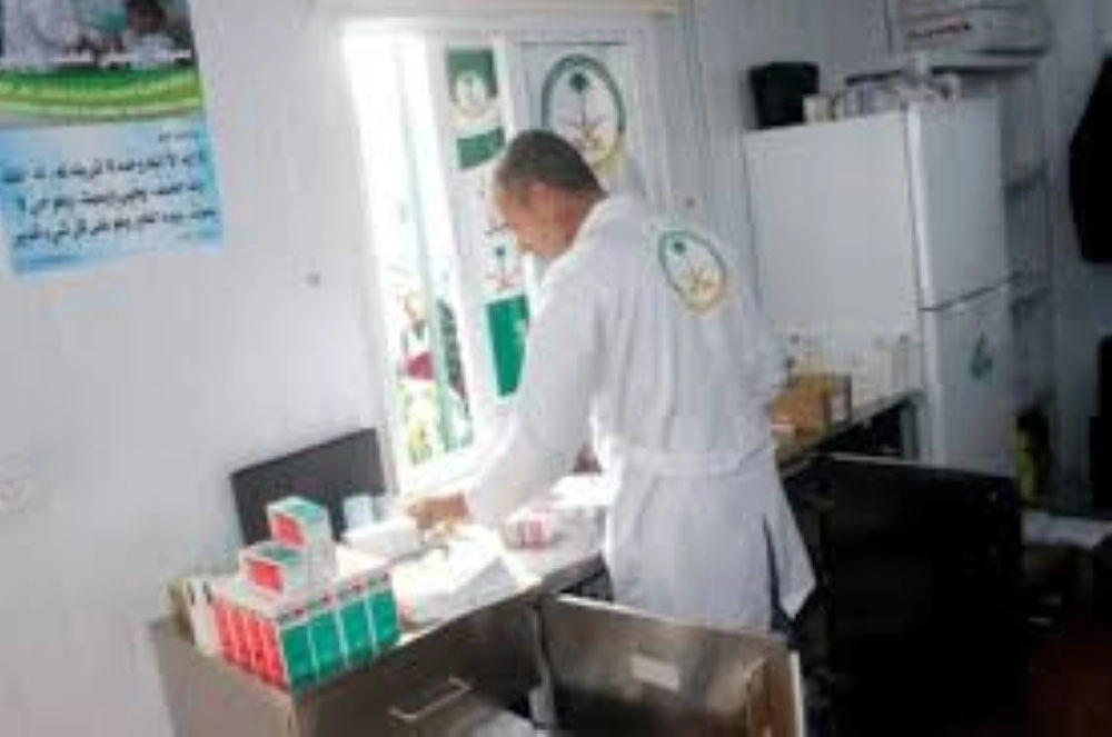 من توزيع الأدوية بالمخيم  (واس)