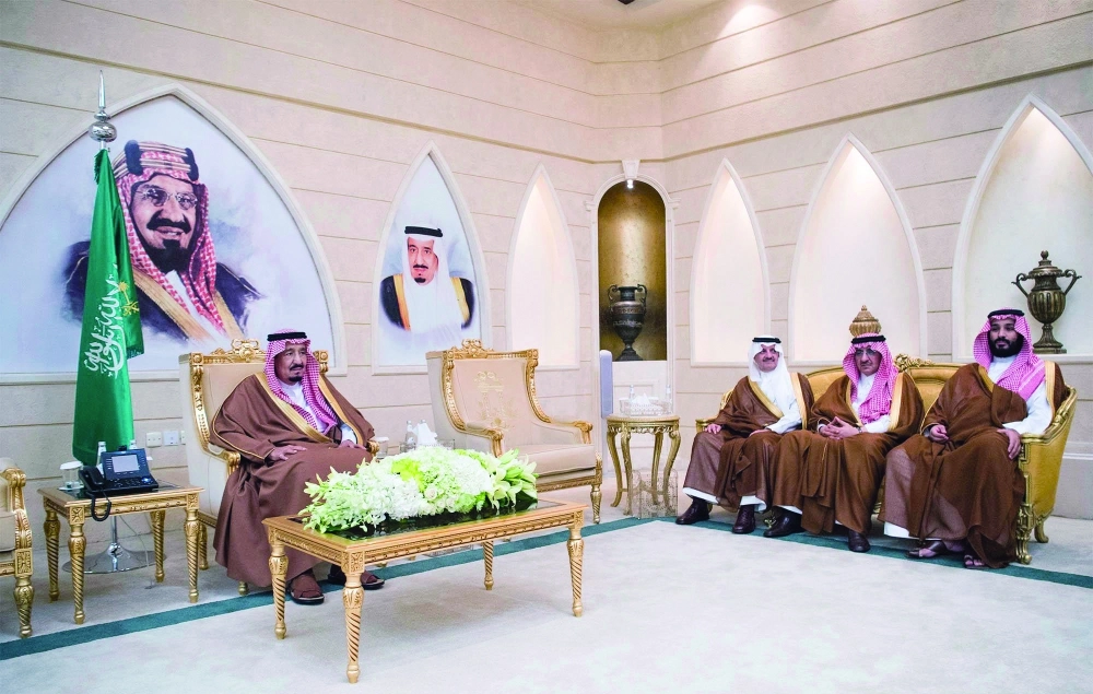 الملك سلمان وولي العهد وولي ولي العهد ومير المنطقة الشرقية خلال أداء القسم  (واس)