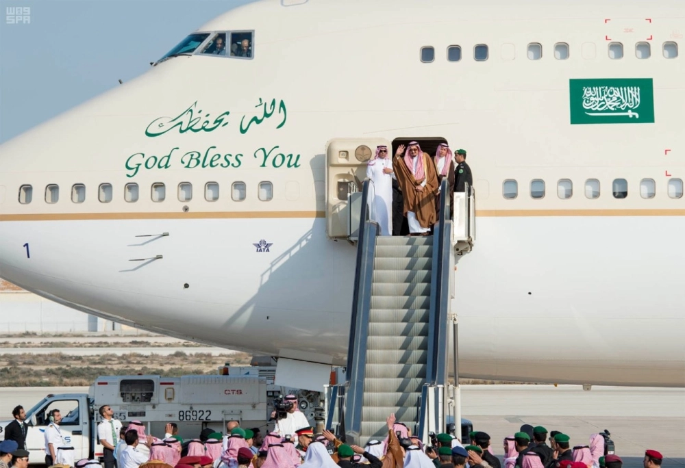 الملك سلمان لدى مغادرته المنطقة الشرقية