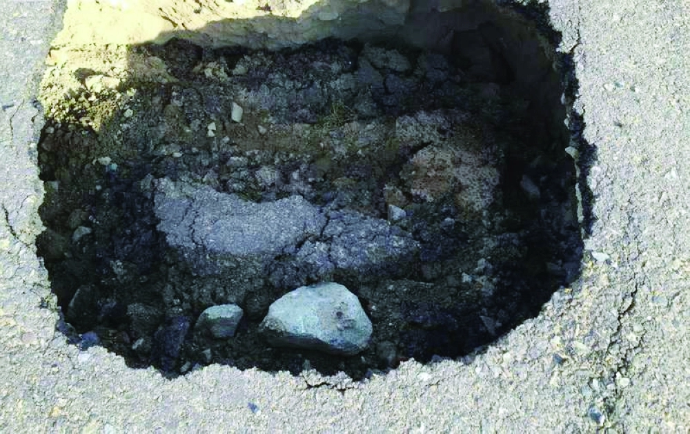 حفرة تتوسط أحد شوارع مكة                   (مكة)