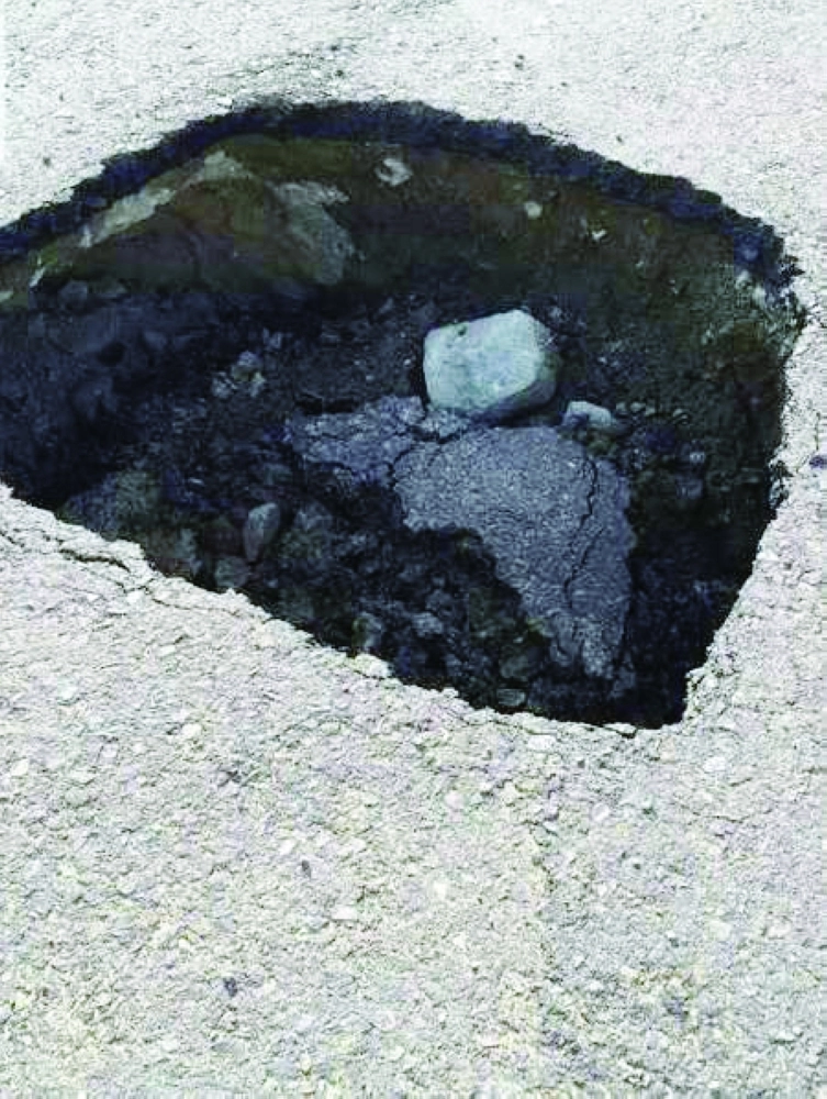 حفرة تتوسط أحد شوارع مكة  (مكة)