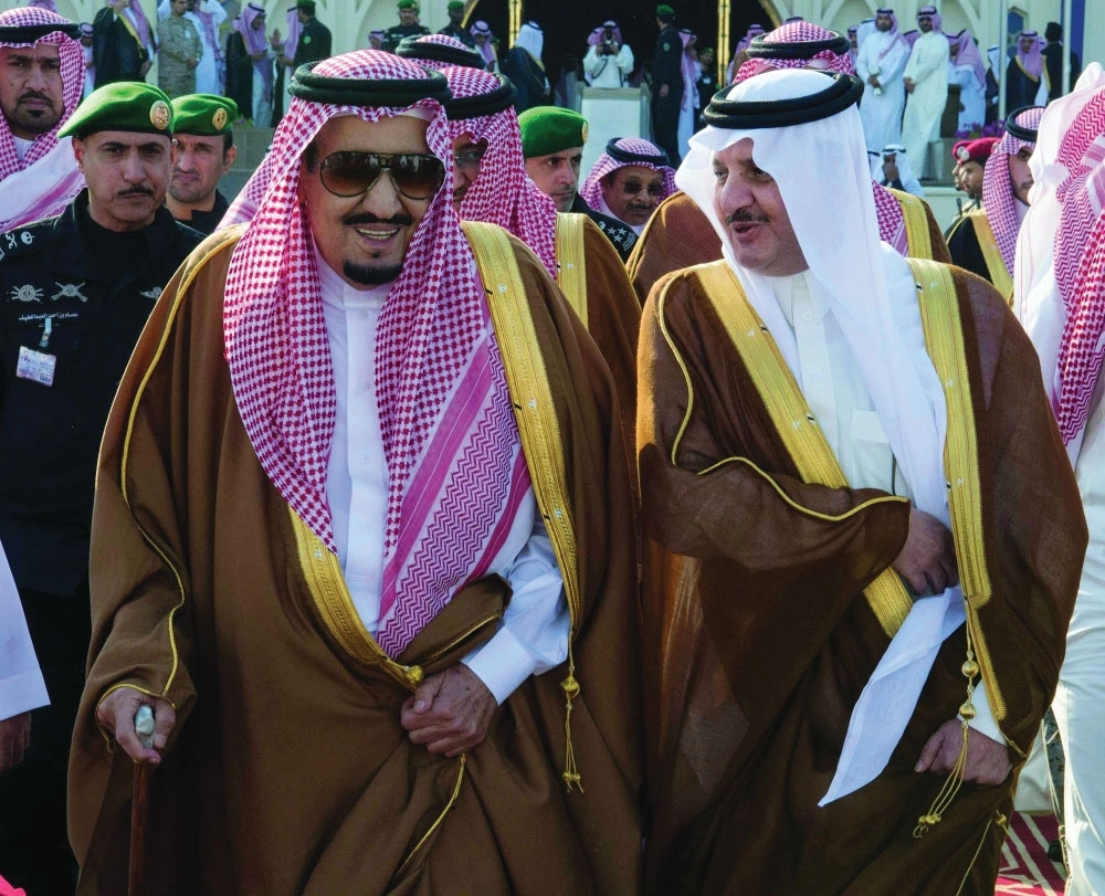 الملك سلمان وفي وداعه أمير الشرقية (واس)