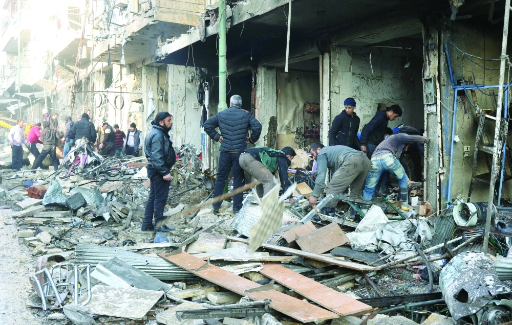 سوريون يبحثون عن أحياء إثر غارة للنظام على قرية معرة النعمان شمال إدلب                                                                                 (أ ف ب)