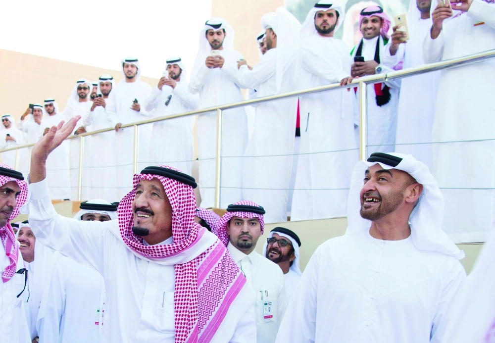 الملك سلمان محييا الحضور