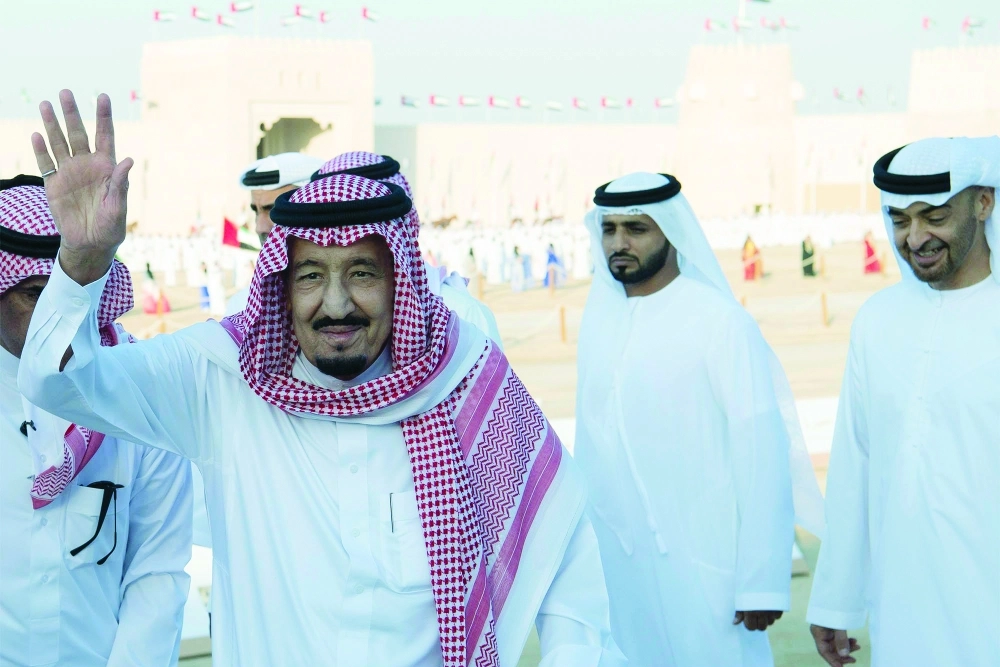 الملك سلمان محييا الحضور