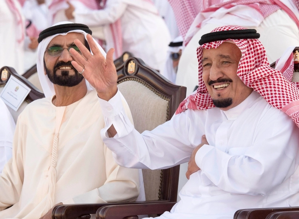 الملك سلمان مشاركا الإماراتيين احتفاءهم في مهرجان زايد التراثي أمس (بندر الجلعود)