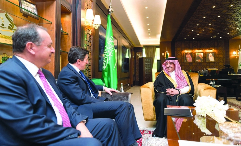 الأمير محمد بن نايف لدى لقائه جون جينتينز أمس في الرياض (واس)