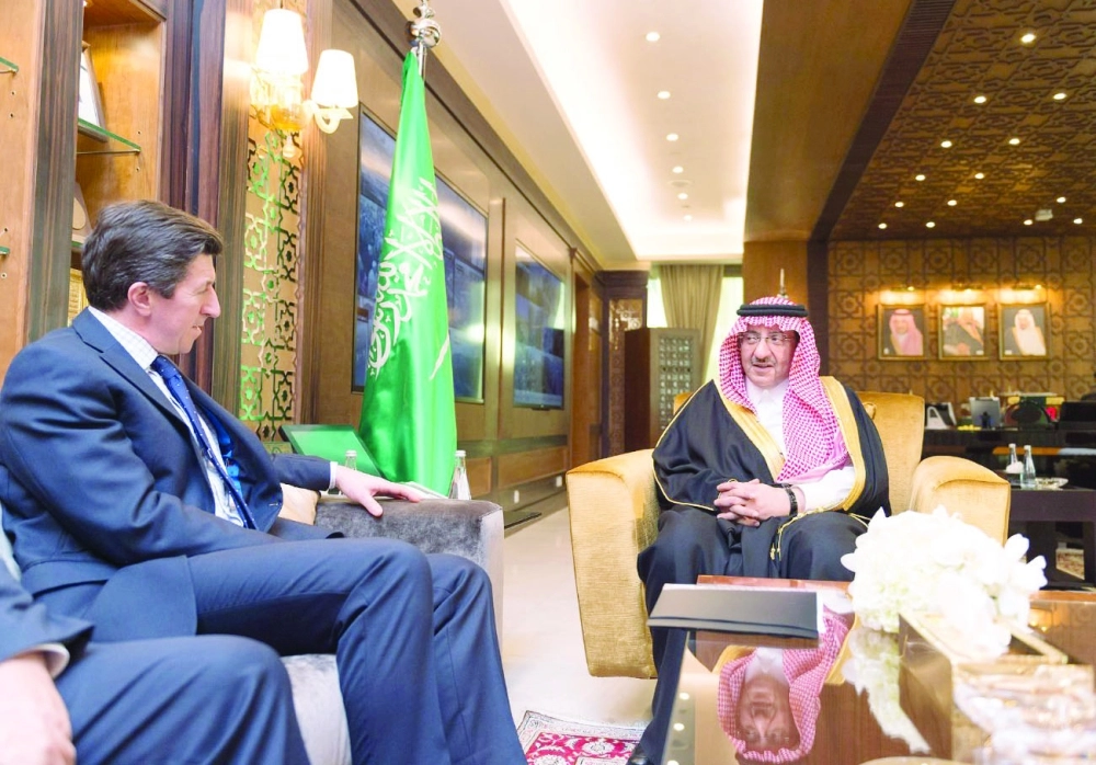 الأمير محمد بن نايف لدى لقائه جون جينتينز أمس في الرياض (واس) 
