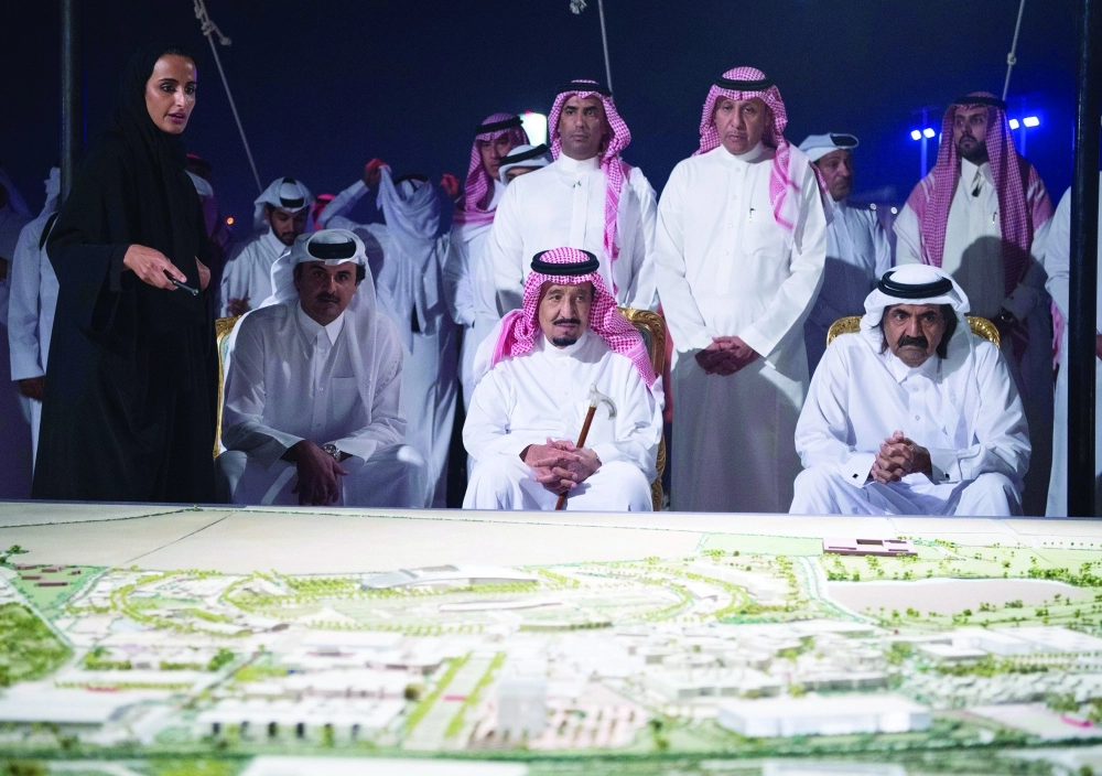 الملك سلمان خلال حفل العشاء الذي أقامه الشيخ حمد بن خليفة آل ثاني       (واس)