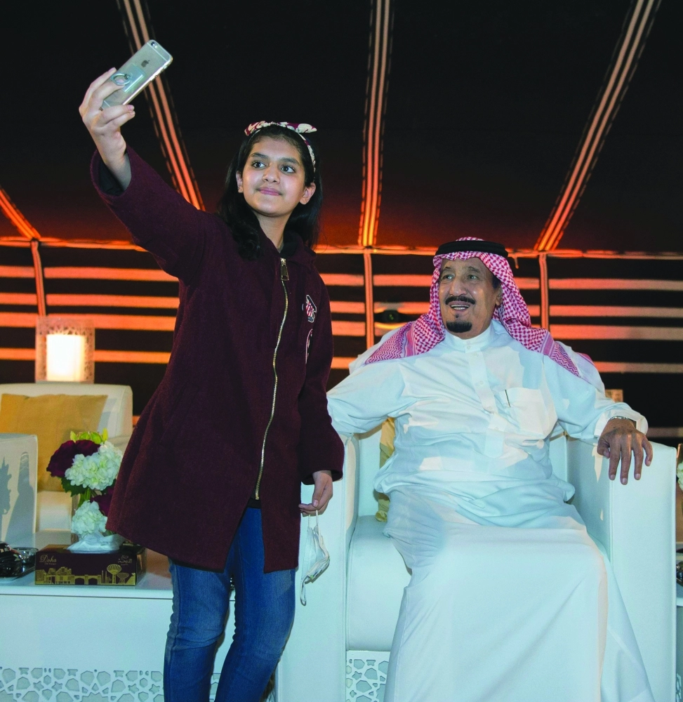 الملك سلمان خلال حفل العشاء الذي أقامه الشيخ حمد بن خليفة آل ثاني       (واس)