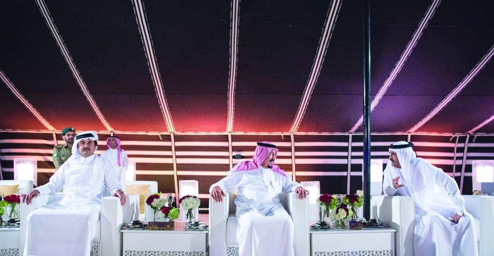 الملك سلمان خلال حفل العشاء الذي أقامه الشيخ حمد بن خليفة آل ثاني       (واس)