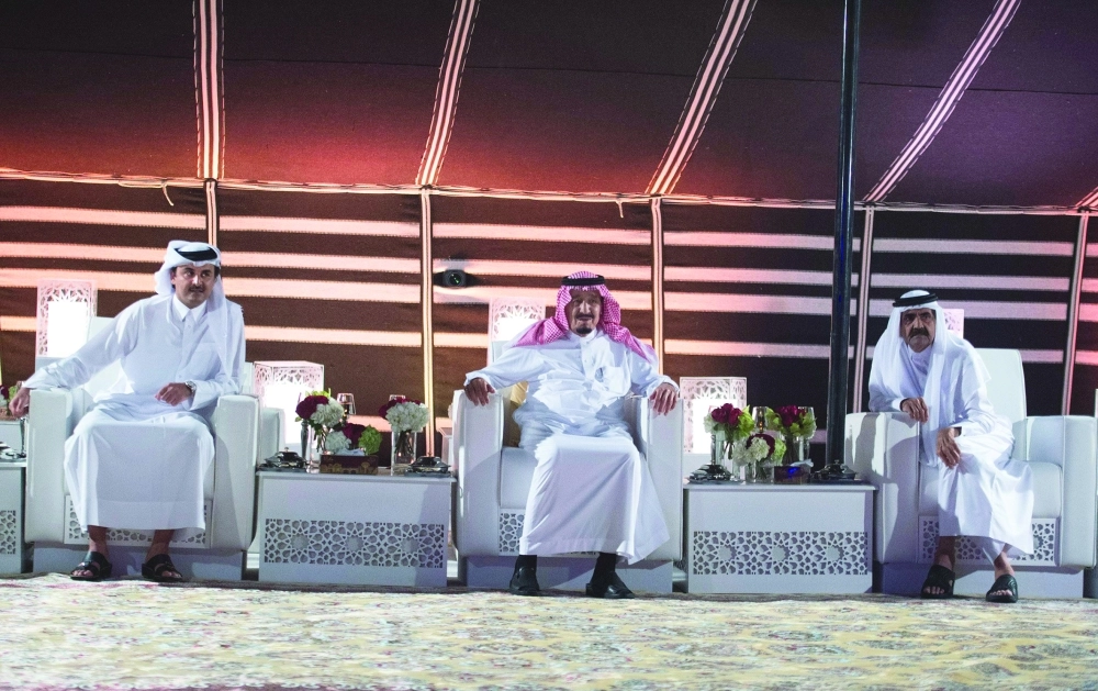 الملك سلمان خلال حفل العشاء الذي أقامه الشيخ حمد بن خليفة آل ثاني       (واس)