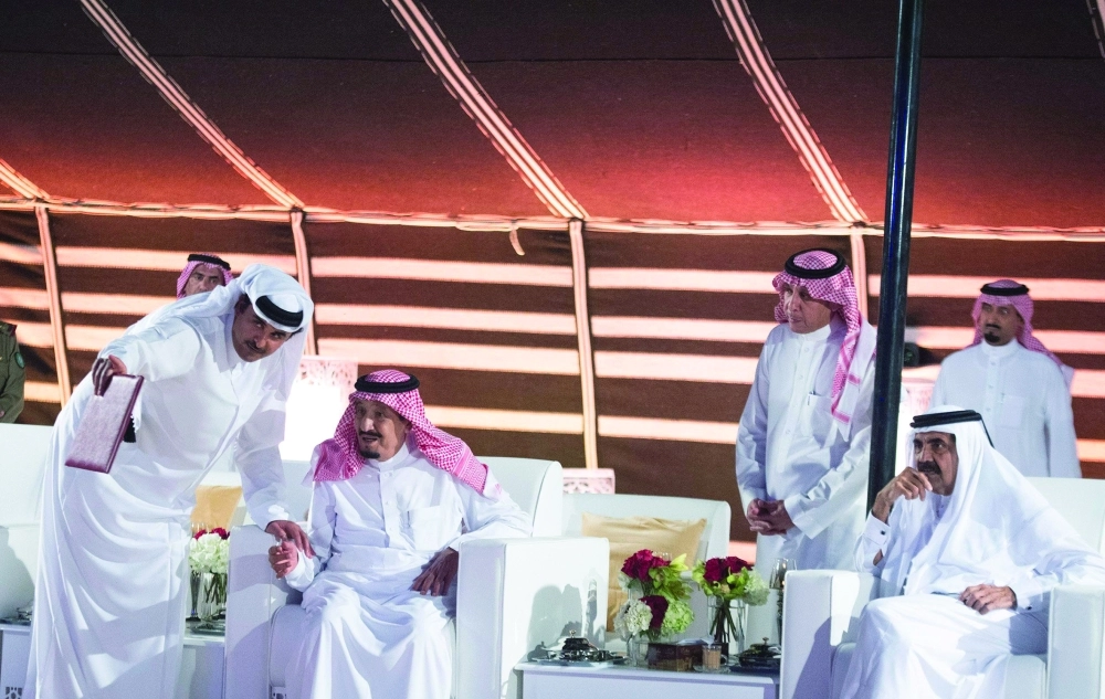 الملك سلمان خلال حفل العشاء الذي أقامه الشيخ حمد بن خليفة آل ثاني       (واس)