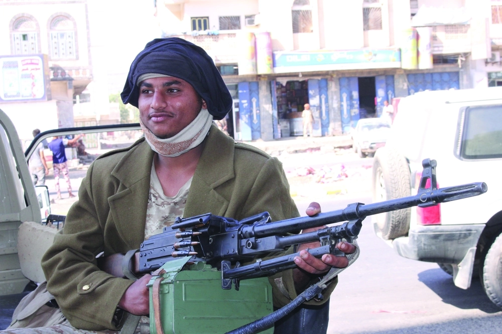 جندي من الشرعية بالقرب من البيضاء