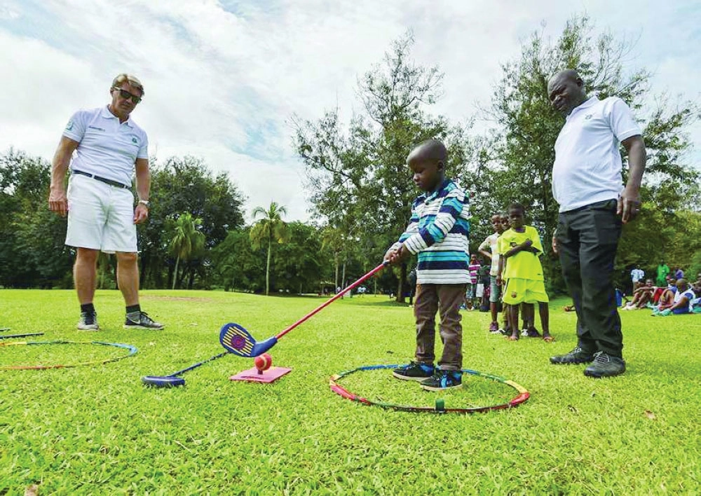 بطل الجولف السويدي لوندكفيست يدرب الأطفال                                   (sportingnews)