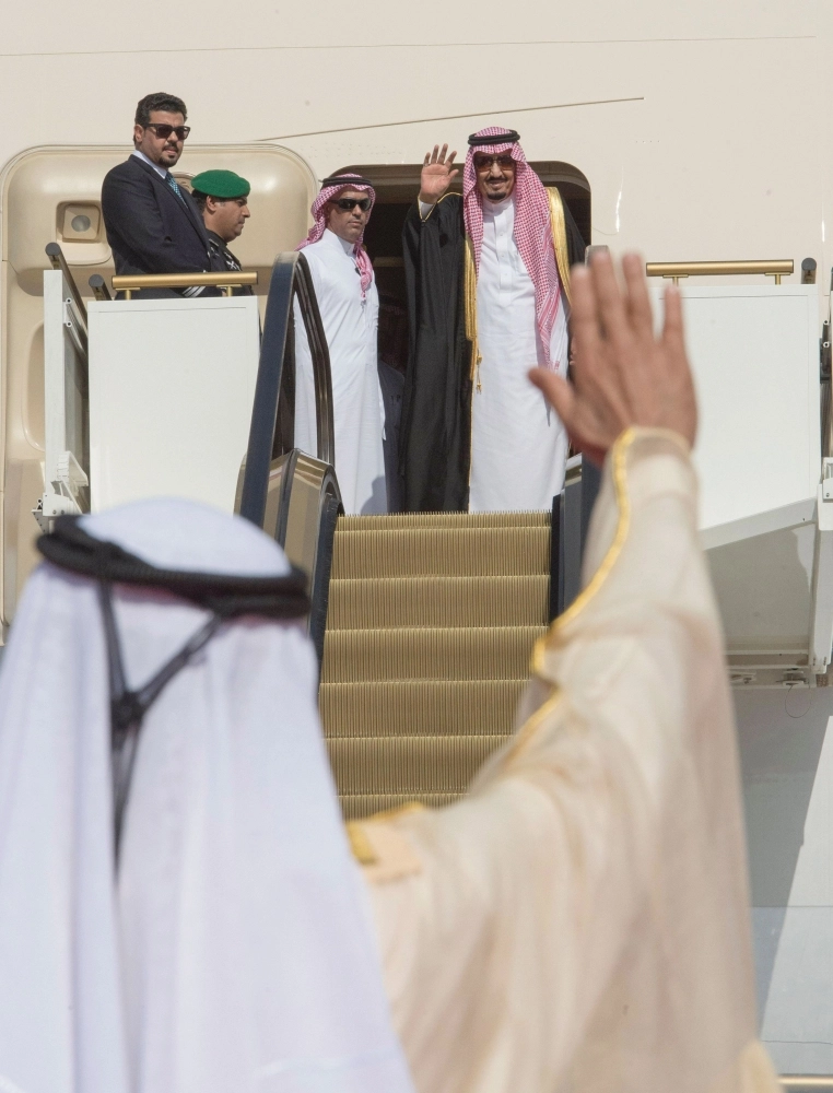 خادم الحرمين محييا مودعيه لدى مغادرته مطار دبي أمس                        (بندر الجلعود) 