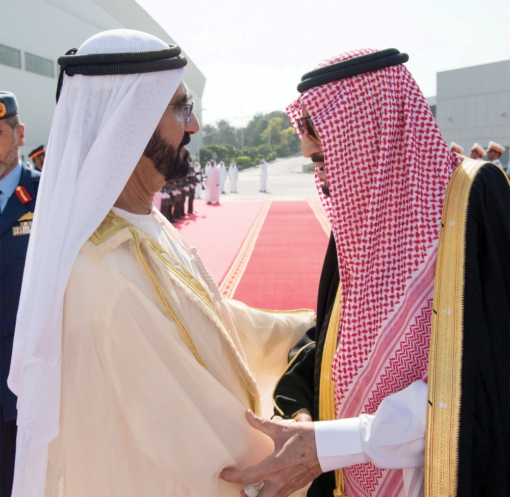 الملك سلمان مصافحا الشيخ محمد بن راشد لدى مغادرته مطار دبي  