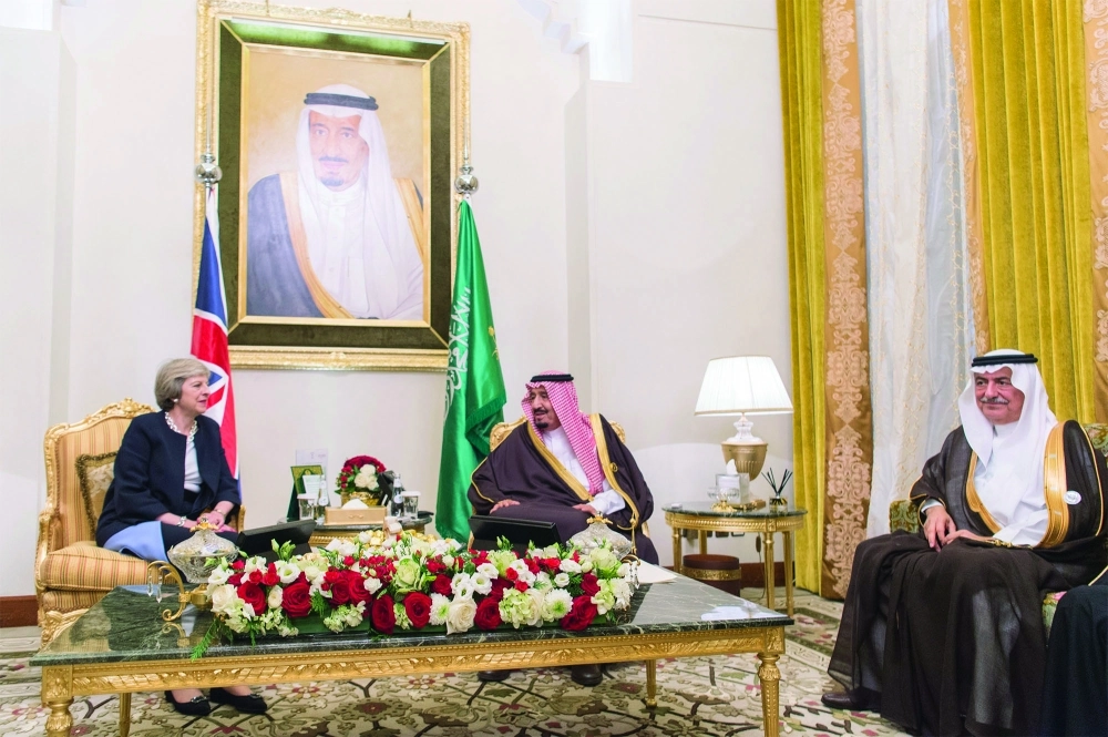 الملك سلمان مستقبلا تريزا ماي في المنامة اليوم (بندر الجلعود)