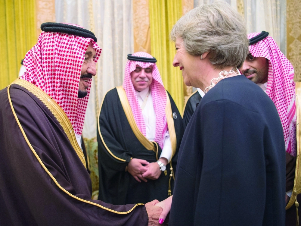 الملك سلمان يصافح تريزا ماي في المنامة (بندر الجلعود)