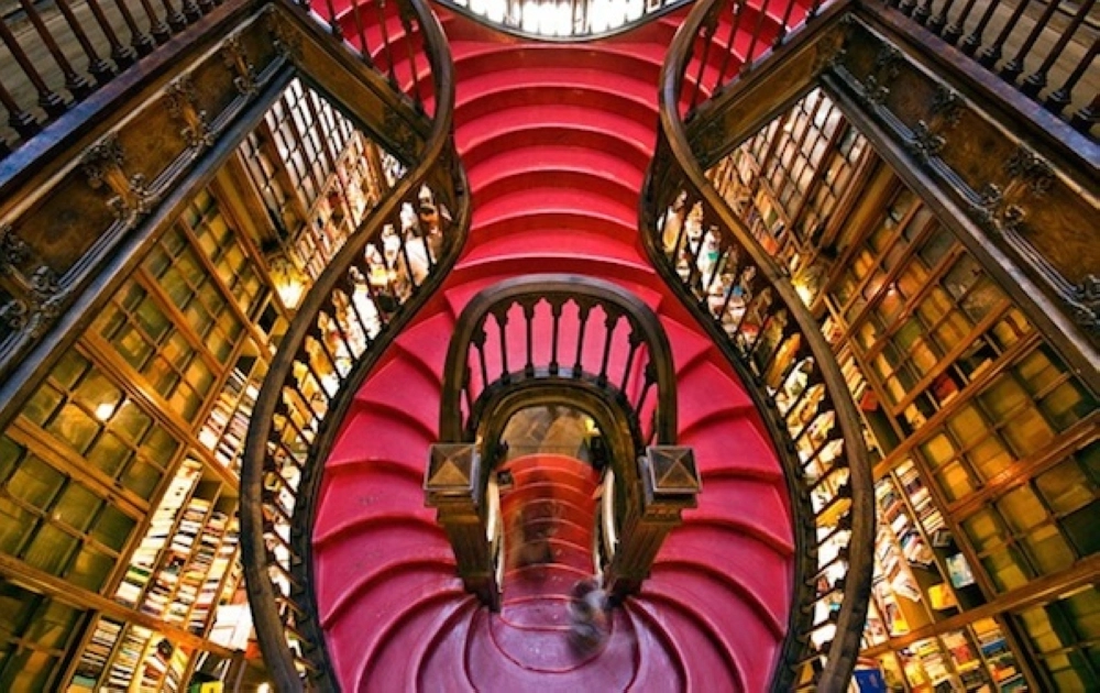 9- The Lello Bookstore  (بورتو،  البرتغال)