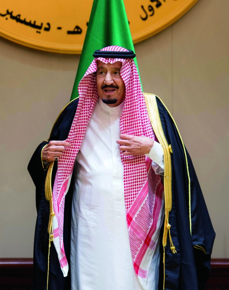 الملك سلمان خلال أعمال القمة الخليجية بالمنامة اليوم (واس)