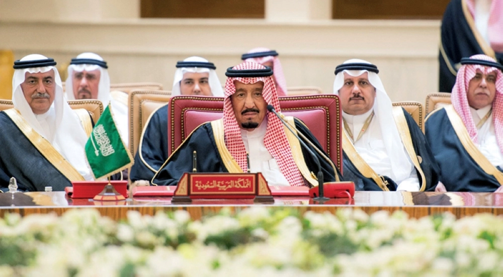 الملك سلمان مترئسا الوفد السعودي خلال قمة المنامة اليوم 