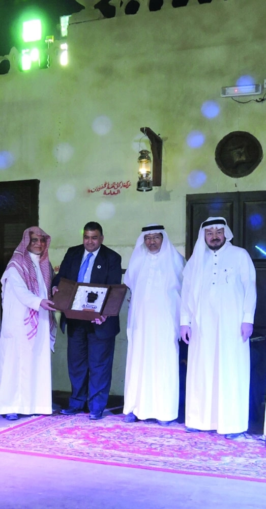 ماجد قطارنة يتسلم درعا تكريميا                                 (مكة)