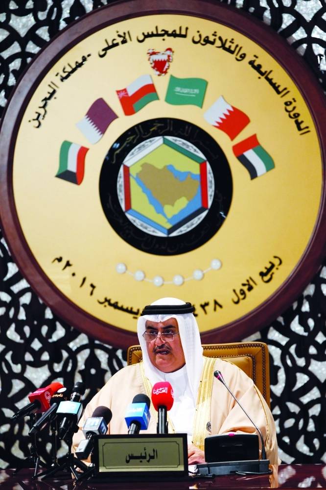 وزير خارجية البحرين خلال مؤرتمر صحفي بالمنامة (رويترز)