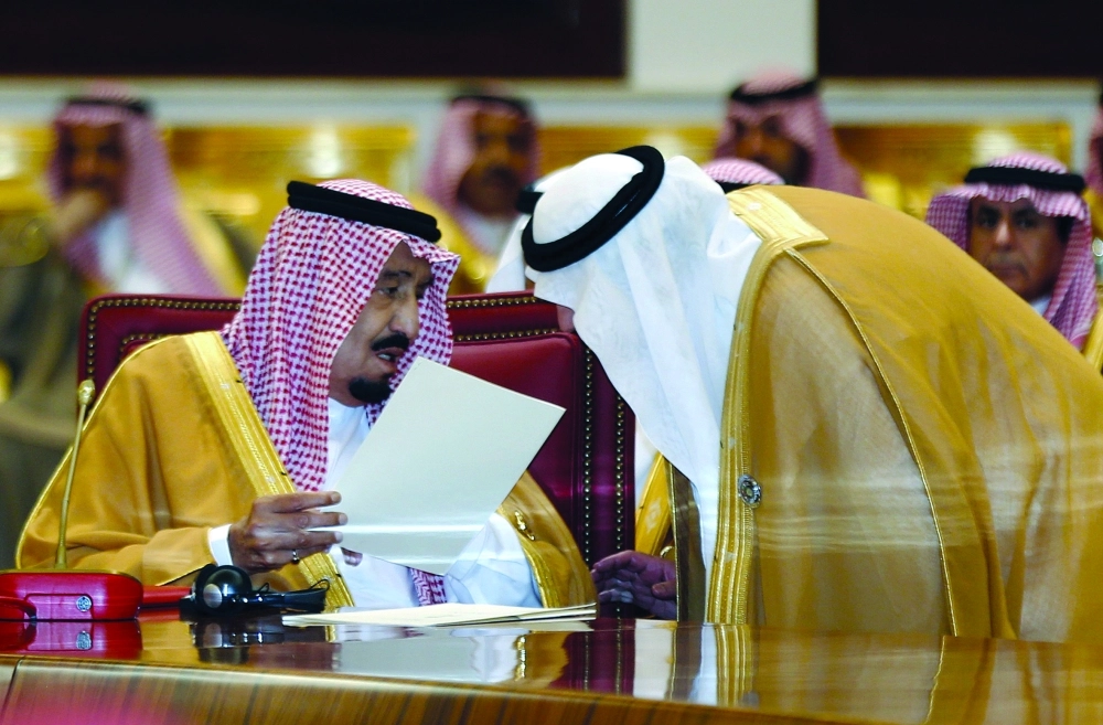 خادم الحرمين الشريفين خلال القمة الخليجية بالمنامة أمس (أ ف ب)