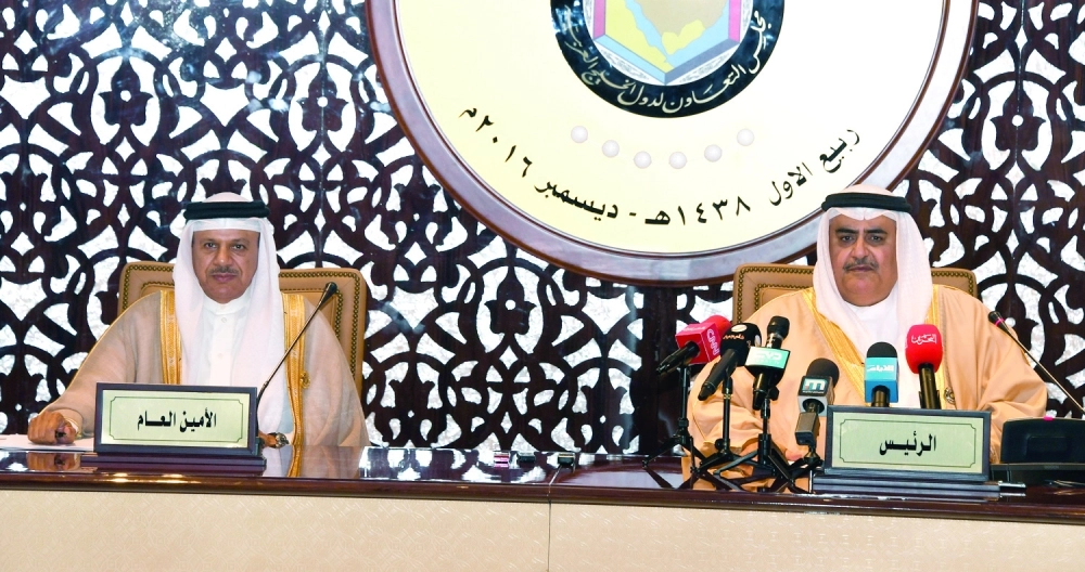 وزير خارجية البحرين وأمين عام مجلس التعاون خلال المؤتمر الصحفي أمس                       (بنا)