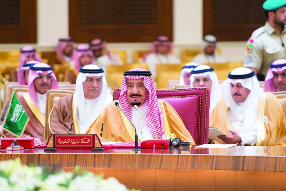 خادم الحرمين خلال ختام القمة الخليجية البريطانية المشتركة بالمنامة أمس
