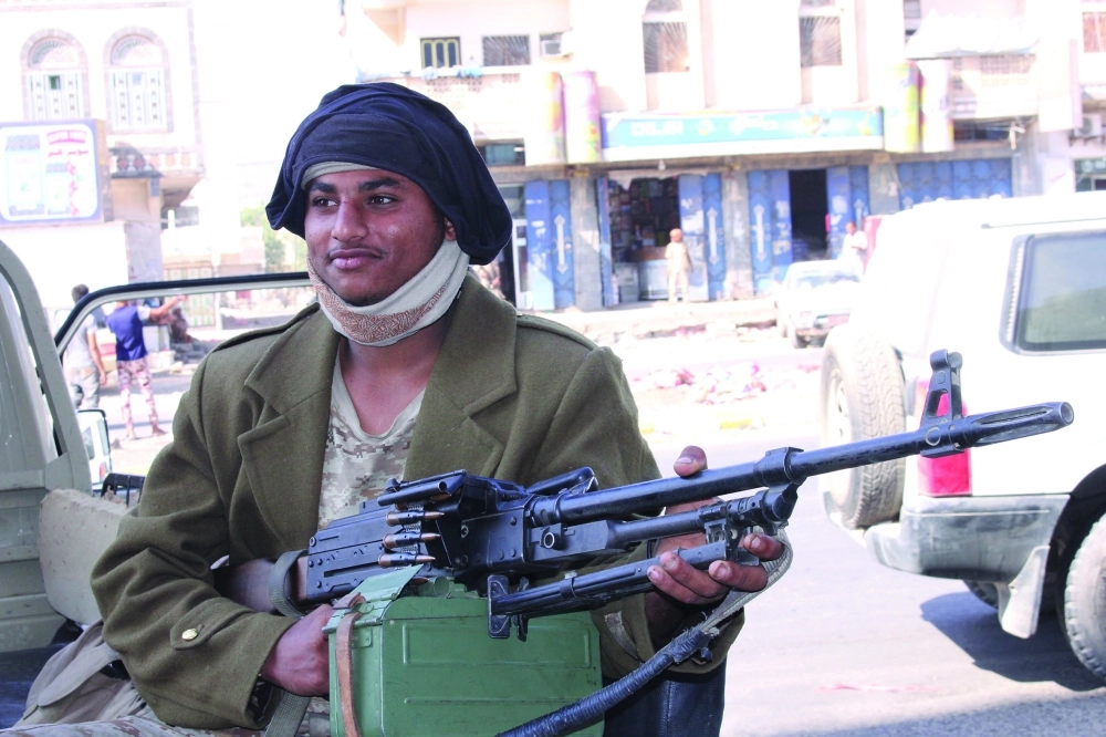 جندي من القوات اليمنية في إحدى الجبهات قرب البيضاء                                                                                   (أديب محمد)