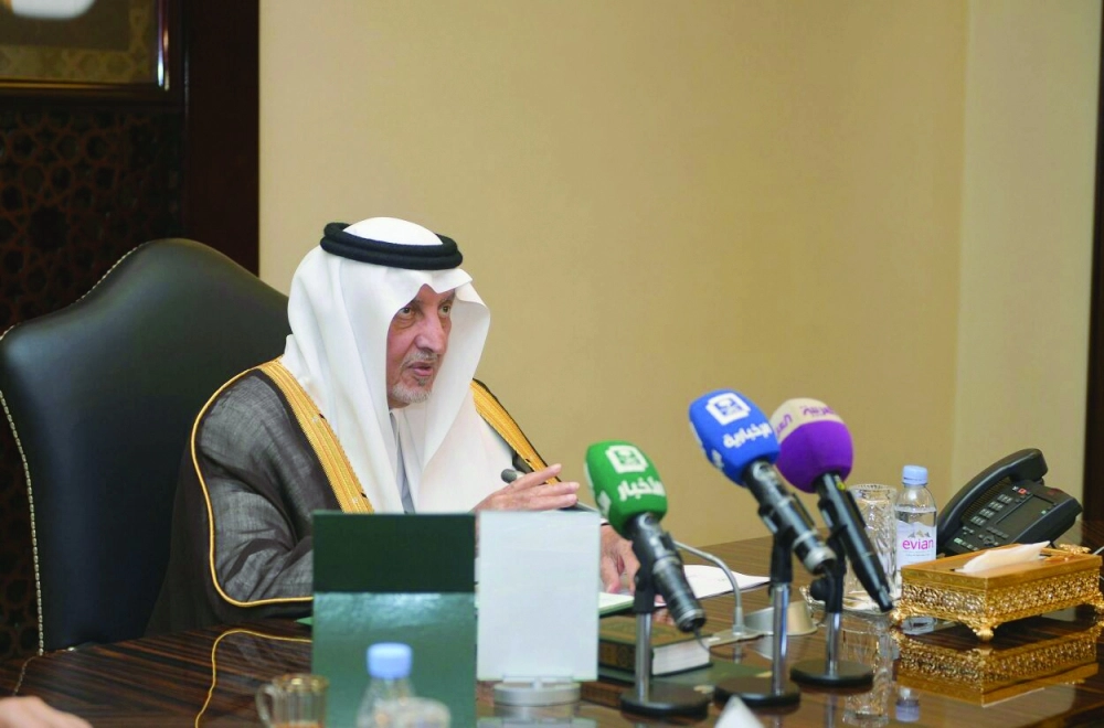 خالد الفيصل لدى ترؤسه اجتماع لجنة مطار الطائف (مكة)