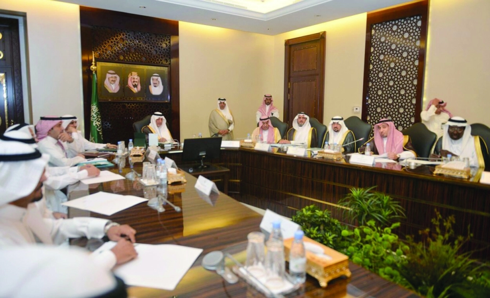 خالد الفيصل لدى ترؤسه اجتماع لجنة مطار الطائف (مكة)