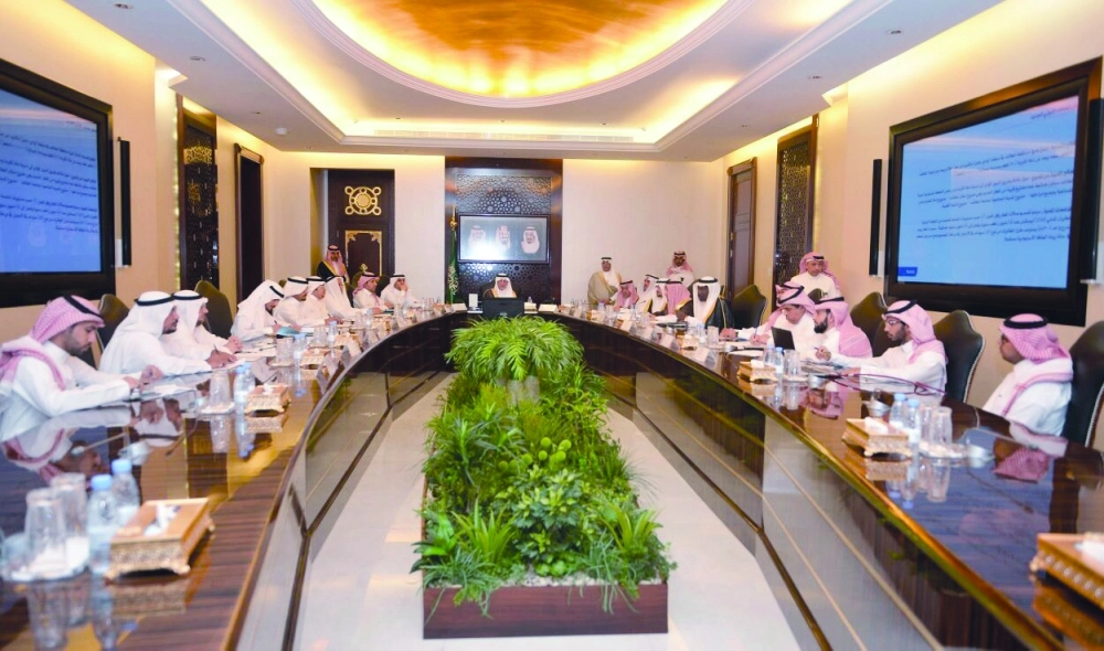 خالد الفيصل لدى ترؤسه اجتماع لجنة مطار الطائف (مكة)