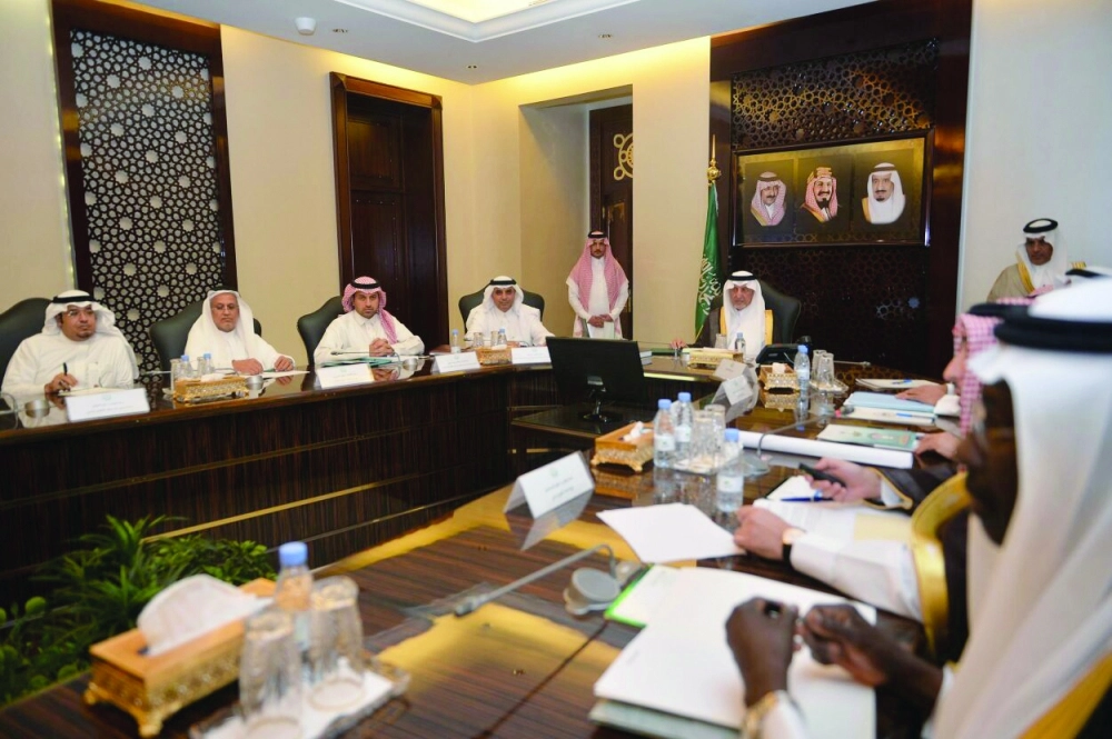 خالد الفيصل لدى ترؤسه اجتماع لجنة مطار الطائف                                                      (مكة)