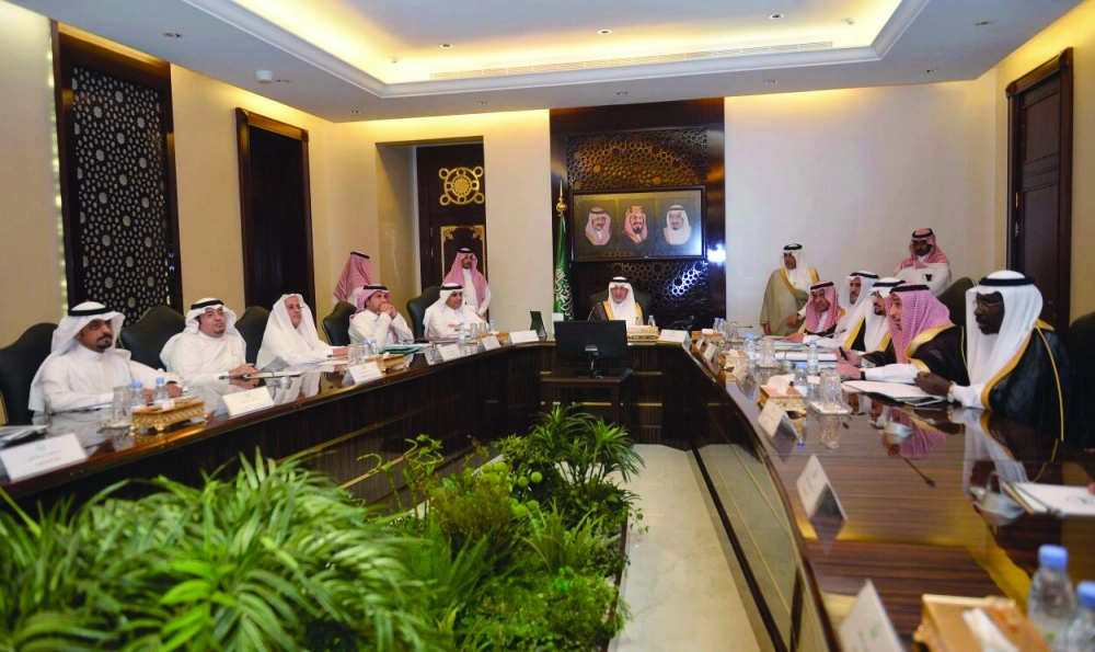 خالد الفيصل لدى ترؤسه اجتماع لجنة مطار الطائف (مكة)