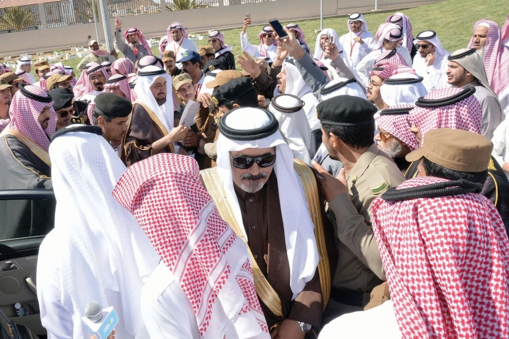 توفيق الربيعة مستقبلا مطالب عدد من الأهالي                                              (مكة)