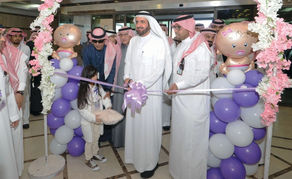 توفيق الربيعة مدشنا أحد المشاريع بعسير أمس                                    (واس) 