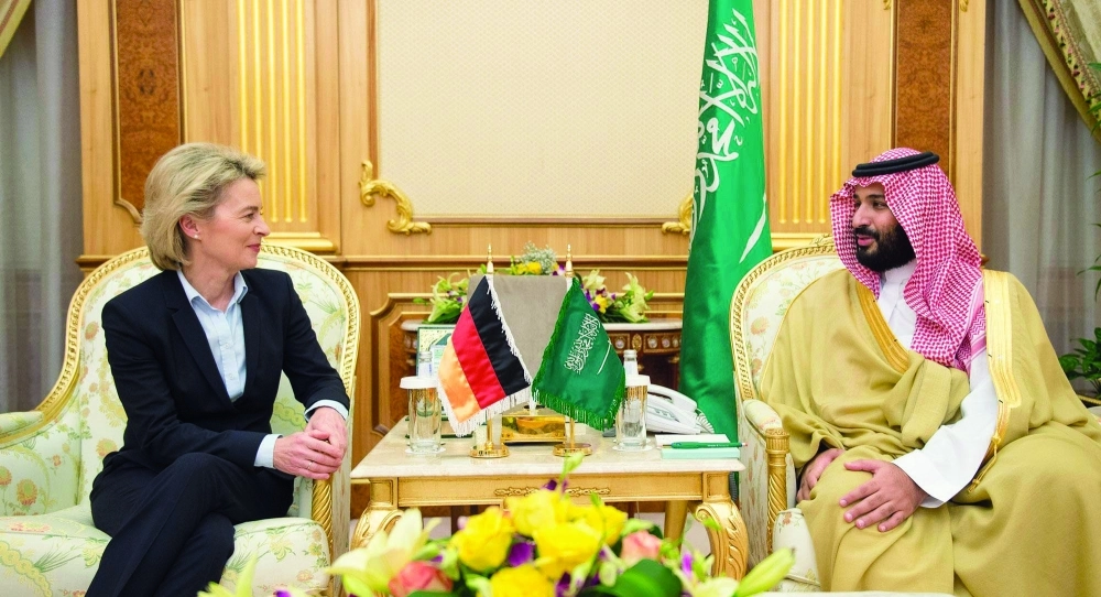 الأمير محمد بن سلمان لدى لقائه أورسولا فون در لاين في قصر اليمامة بالرياض اليوم (واس)