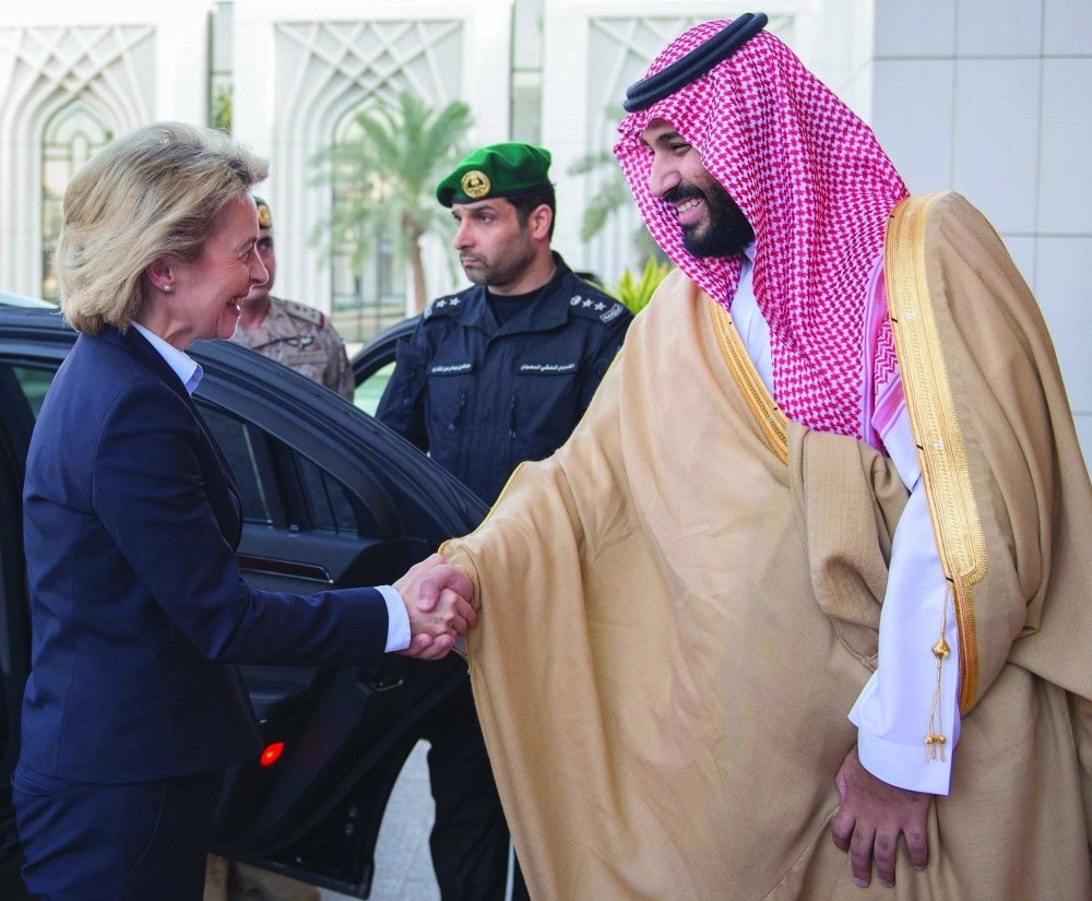 الأمير محمد بن سلمان مستقبلا أورسولا فون در لاين في قصر اليمامة بالرياض اليوم (واس)