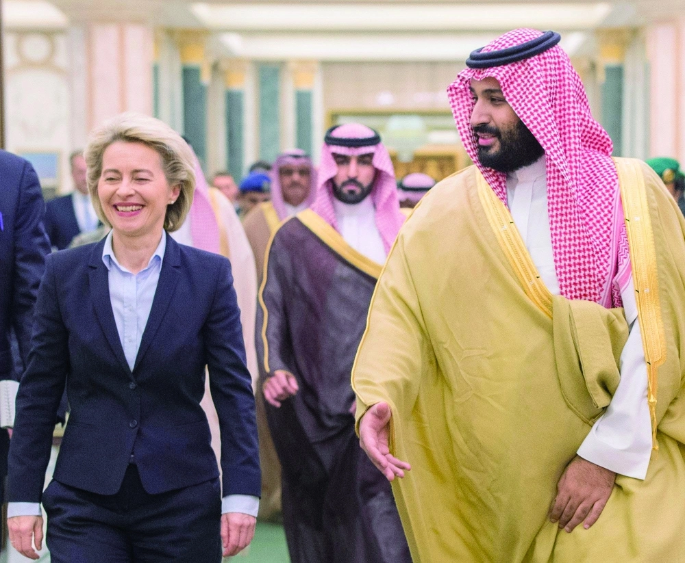 الأمير محمد بن سلمان مستقبلا أورسولا فون در لاين في قصر اليمامة بالرياض اليوم (واس)