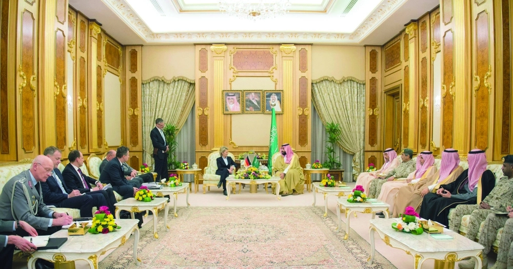 الأمير محمد بن سلمان لدى لقائه أورسولا فون در لاين في قصر اليمامة بالرياض اليوم (واس)