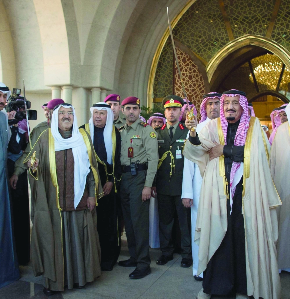 الملك سلمان وأمير الكويت يشاركان في أداء العرضة (بندر الجلعود)