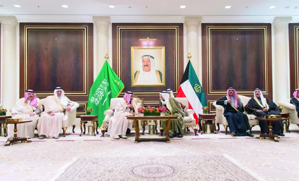 الملك سلمان والشيخ صباح الصباح في استراحة قصيرة بالصالة الأميرية