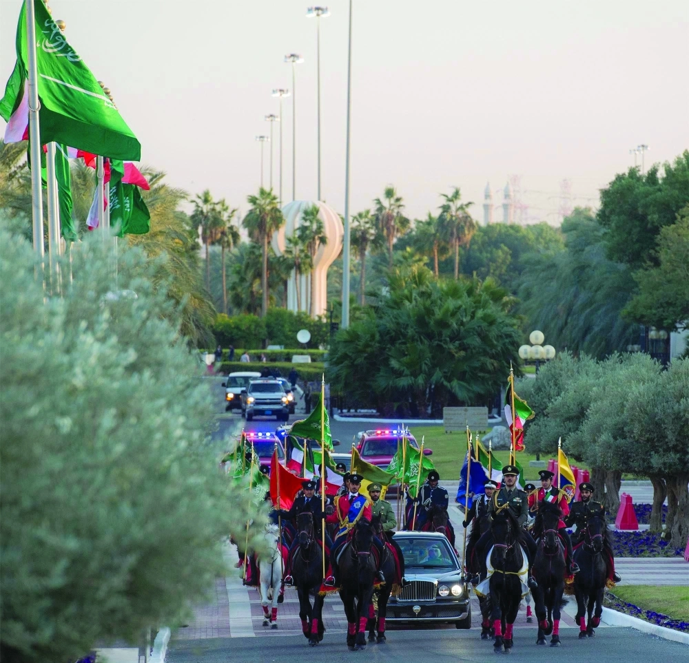 الموكب الرسمي متوجها إلى مقر إقامة الملك سلمان في قصر بيان (بندر الجلعود)