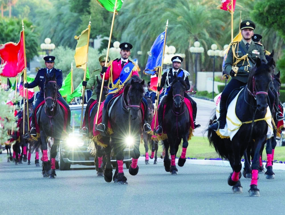 مجموعة من الخيول ترافق الموكب المقل لخادم الحرمين إلى قصر بيان