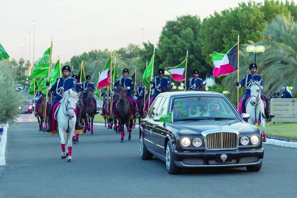 مجموعة من الخيول ترافق الموكب المقل لخادم الحرمين إلى قصر بيان