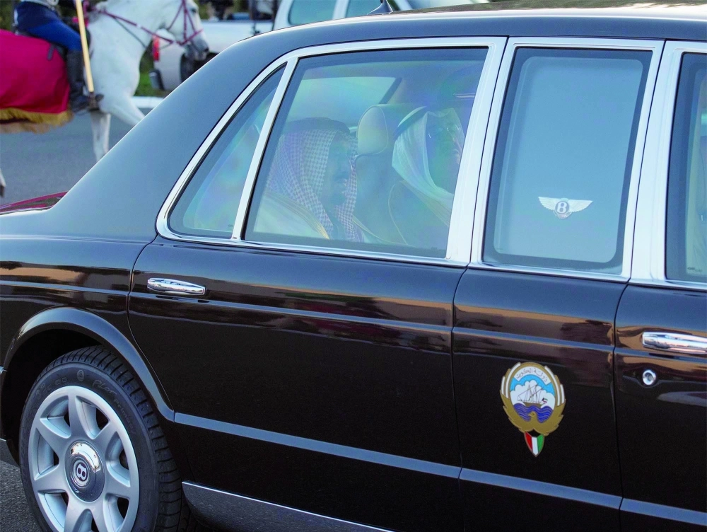 الملك سلمان والشيخ صباح الصباح في الموكب الرسمي